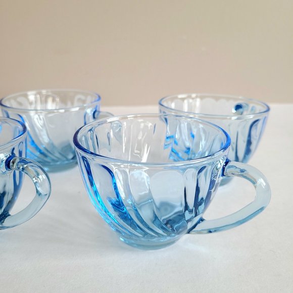 Set of 4 vintage blue glass tea cups. - Picture 1 of 7